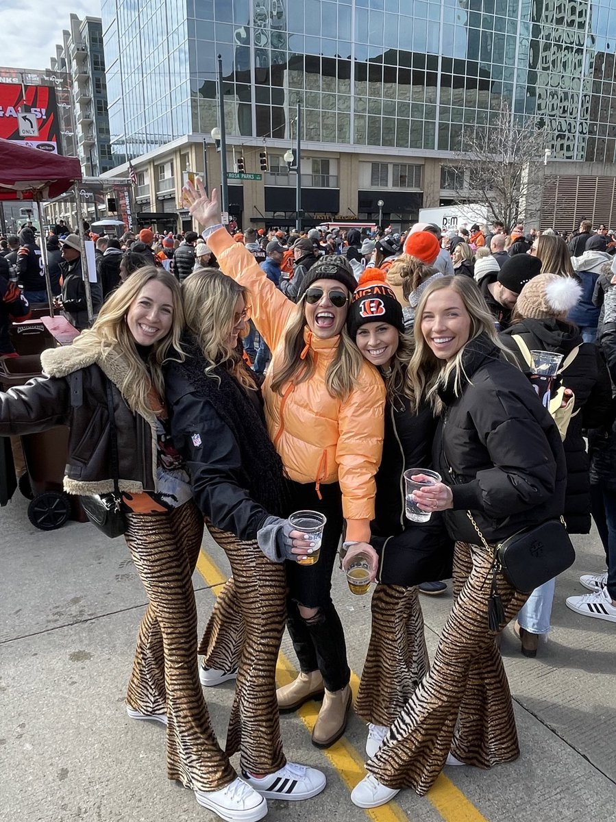 kaylyn_von's tweet photo. WHO DEY?!?! @kimcalder4 #SuperBowl #Bengals #Cincinnati #skylinechili #thebanks https://t.co/tU0tYeLpMl