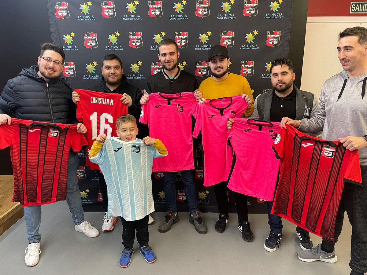 Que a gusto se está con estas persona ojalá pueda estar en más ocasiones os quiero chicos. <a href="/cfnucia/">CF La Nucía</a>eSports @cfnucia <a href="/DaRoDiXx/">David.R</a> <a href="/MoNo_Vlc14/">GMK MONO 🐒</a> <a href="/29Milkbox/">Milkbox_29</a> <a href="/Ilaville/">.._..</a> <a href="/blito_9/">🇪🇸El Tito Blito💥⚽️🔴⚫</a> #Lucas 

#JuguemosAlRojo