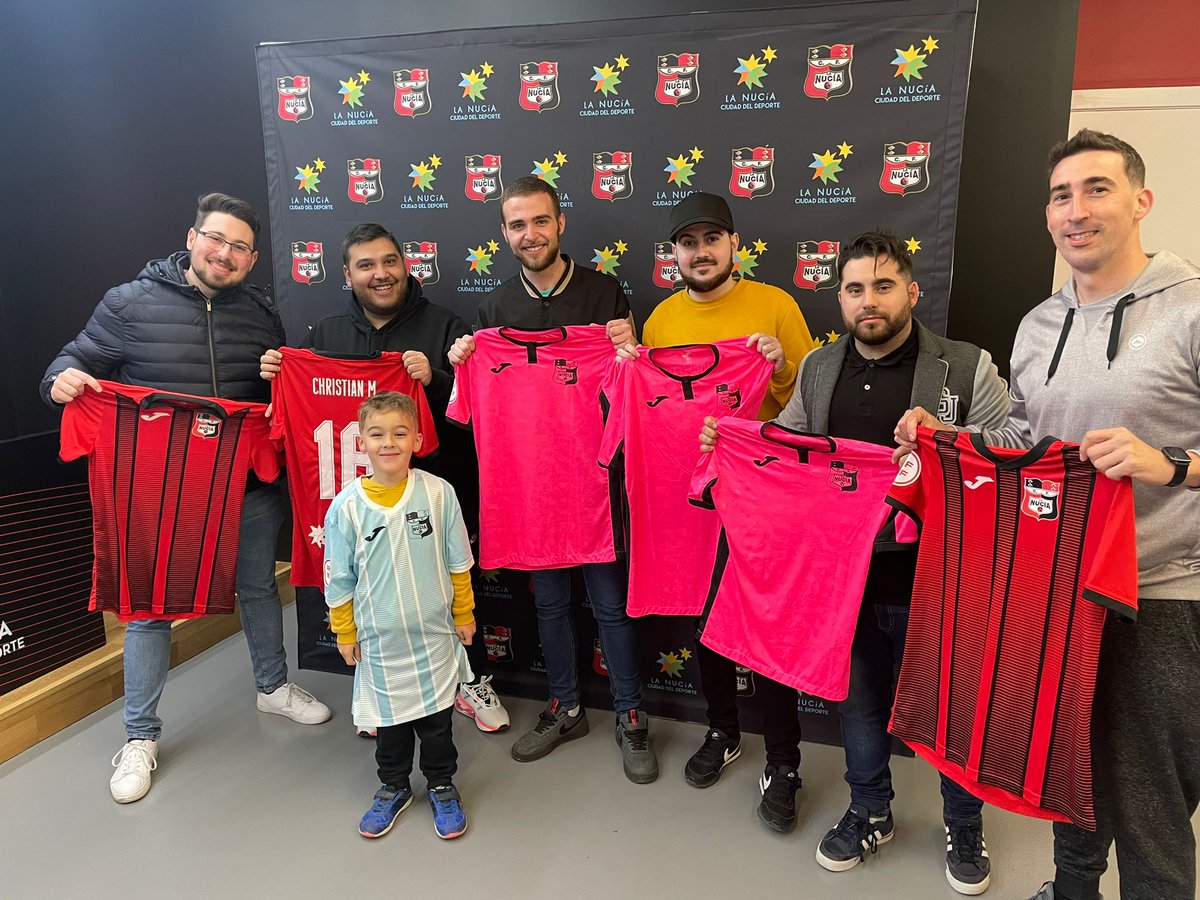 MoNo_Vlc14's tweet photo. Que decir de mis chicos, un placer como siempre verlos y estar con ellos, son momentos muy especiales 

Mis colegas estáis aquí en clubes ❤

Un placer a @cfnucia por las camisetas y a @JValens1 por los guantes, protegeré la portería del club eSports como nadie 🤭❤

Familia❤ https://t.co/iNr4Lu2X6a