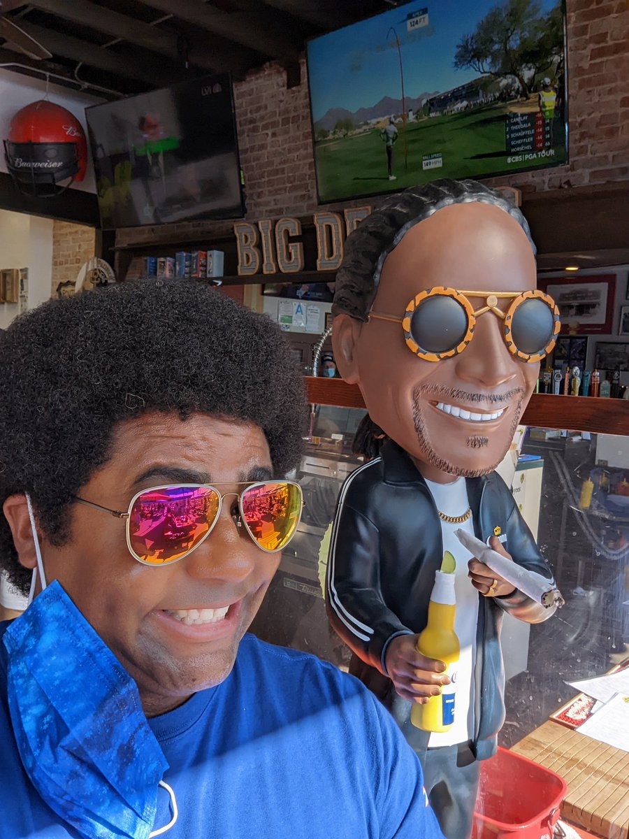 Just hanging out with <a href="/SnoopDogg/">Snoop Dogg</a> enjoying a <a href="/corona/">Corona</a> before the <a href="/SuperBowl/">Super Bowl</a> at <a href="/BigDeansCafe/">Big Deans Cafe</a> !