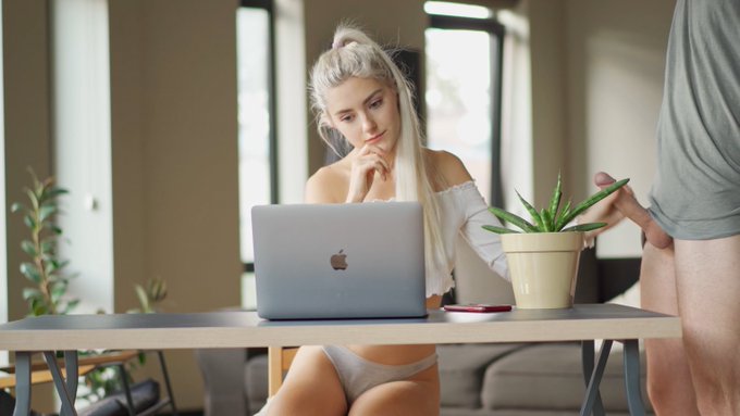 Watch Eva Elfie's leaked NSFW photo on TwXstars