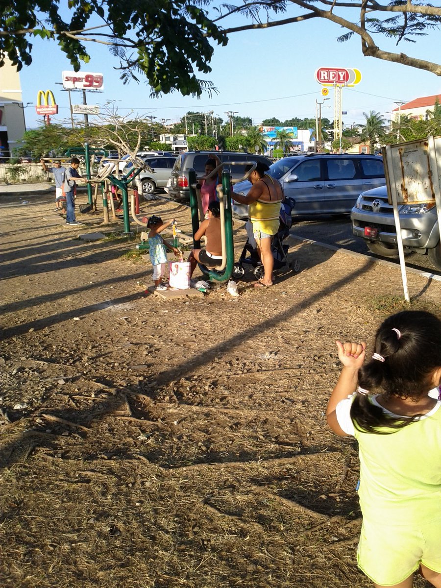 Así era nuestro Parque Central en el verano 2012 (a 2 años de acabar el período alcaldicio de <a href="/hvcarrasquilla/">Héctor Valdés Carrasquilla</a> y representante Carlos Melgar)
 El área de juego fue 'saqueada' por inescrupulosos con el visto bueno de nuestras autoridades locales.
¿dejaremos que esto siga?