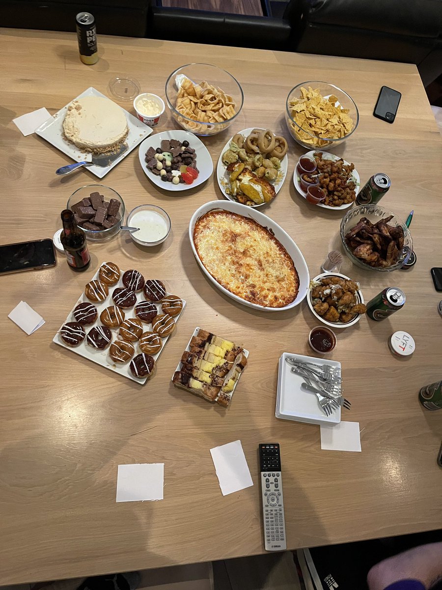 Strákar, pössum okkur nú að koma ekki með of mikið af veitingum eins og við höfum alltaf gert. Við erum btw sex mættir. 😂 #nflisland