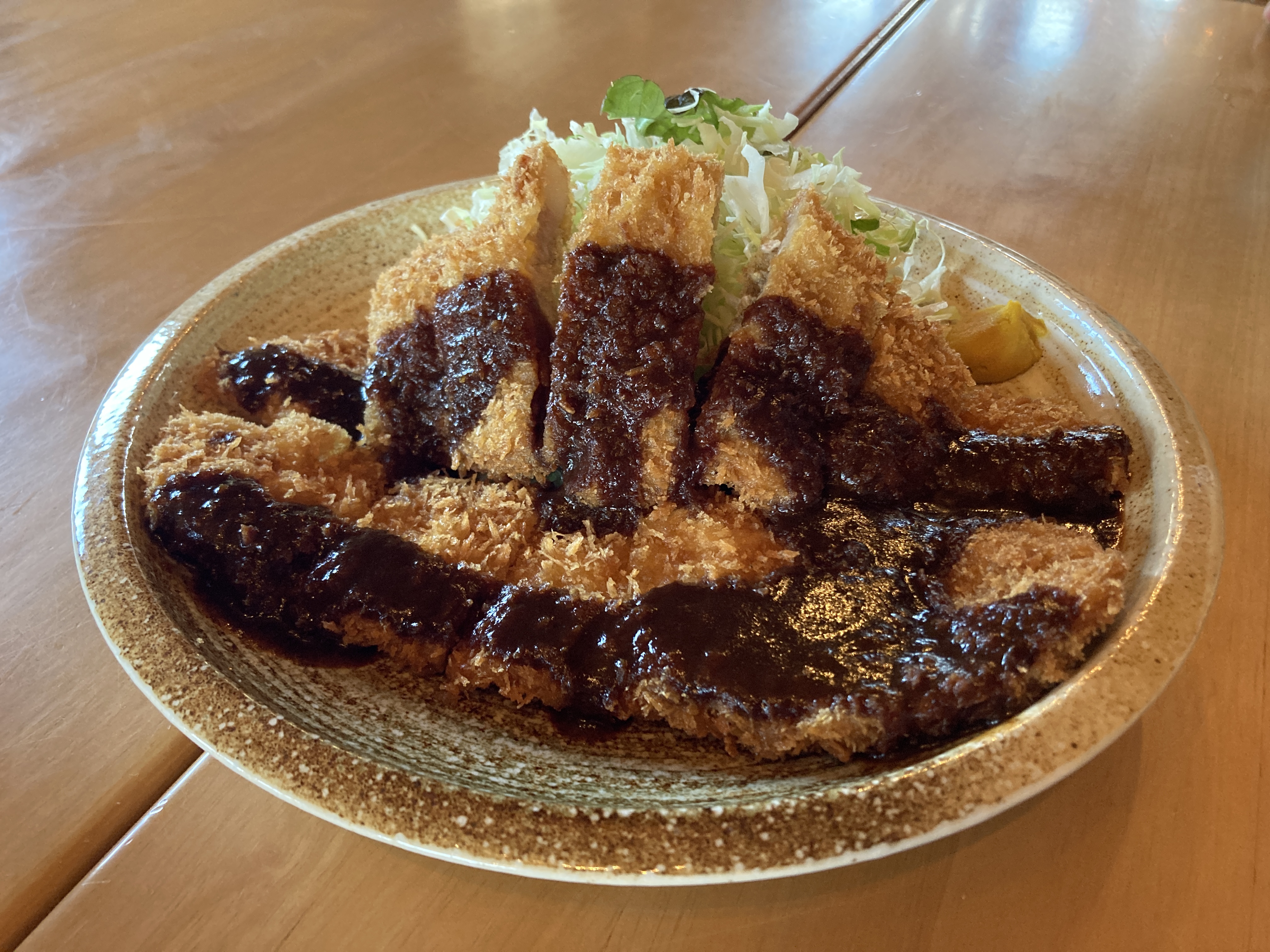 大隅肉本 花の木農場 お食事処花の木 南大隅町 草履じゃないよ 草鞋だよ オガワラジ定食 のカツの大きさたるや 大きいって正義だと再確認した昼下がり 次はネギみそカツを堪能する予定です 農場に展示されている鹿児島市電500形は乗車も可能 この