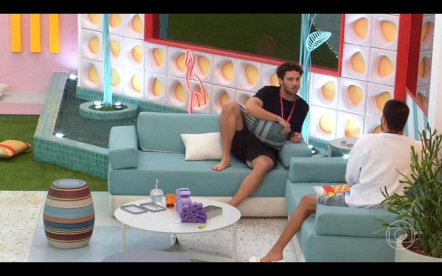 ZAMENZA's tweet photo. Arthur indignado pq a Natalia "usou o discurso dele". Voce nao é o proprietário das percepções, amigo. Baixa tua bolinha que já tá alta. #BBB22 https://t.co/t7tqB8OLEo
