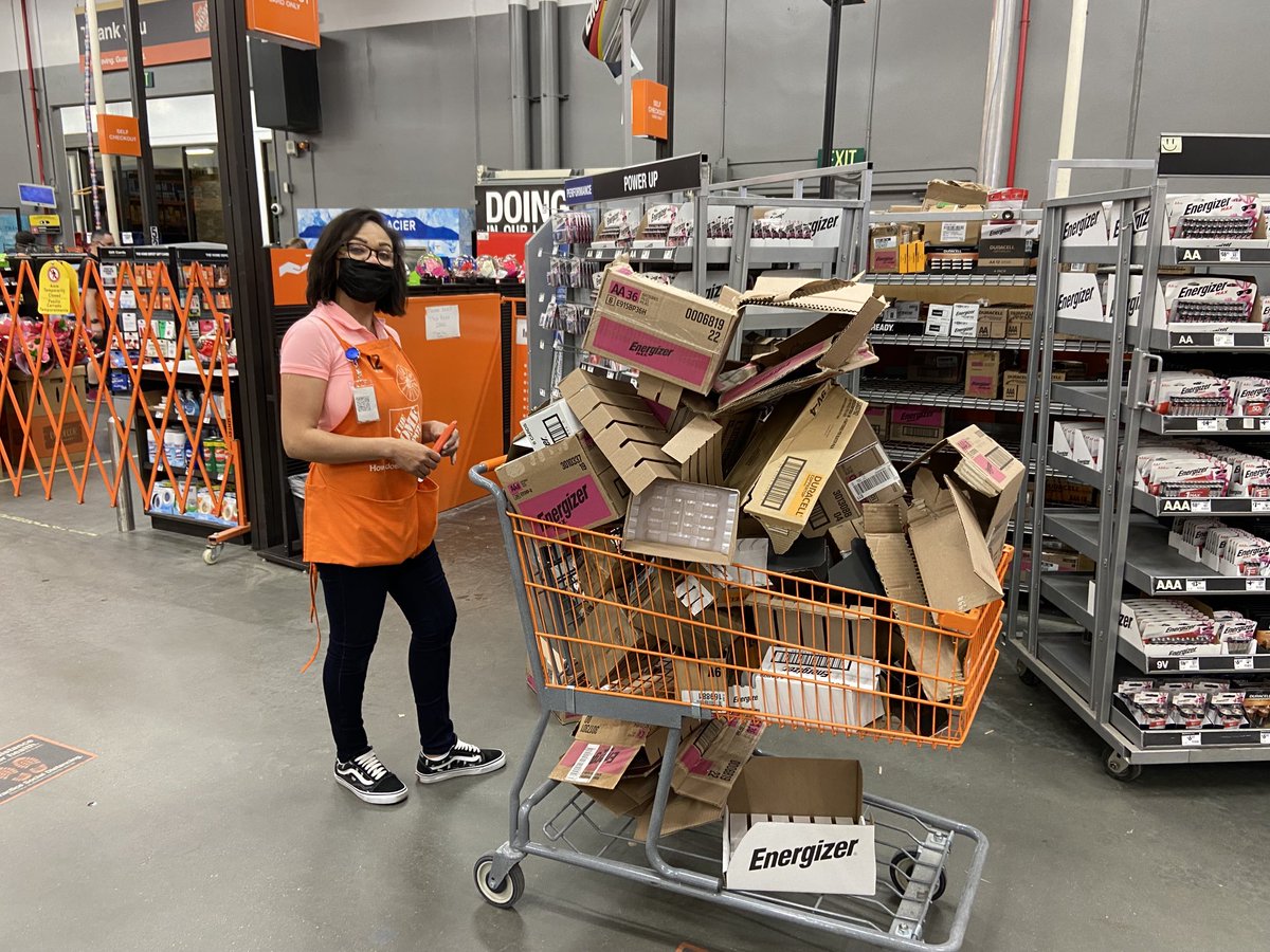 Liz decided batteries needed a little love. Great job Liz. Thank you for all you do. ⁦@HD8526⁩ ⁦⁦<a href="/NatalieLubinsky/">Natalie Lubinsky</a>⁩ ⁦@Masm8526⁩ ⁦<a href="/HDScottatWork/">Scott Baillargeon</a>⁩