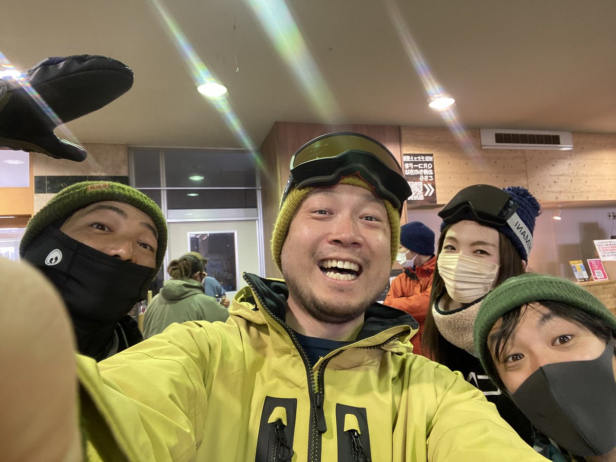 REGULATOR_CREW's tweet photo. @VolcomNagoya の店長厚介がゲレンデでVOLCOMを着てくれている人を見つけてステッカーを配る #ゲリラステッカーパス を発案実行！初対面でなかなか突っ込めないと思うけど実行した厚介はかなり熱い！繋がりが増えたサイコーの週末だったに違いない！
#regcrew #volcom #volcomsnow #繋がり #ボルコム https://t.co/3tabZcNsJC