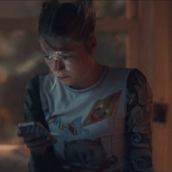 thinkerjuIes's tweet photo. jules with space buns and her kitty flying a kite shirt <33 https://t.co/aRhsdwFQ93
