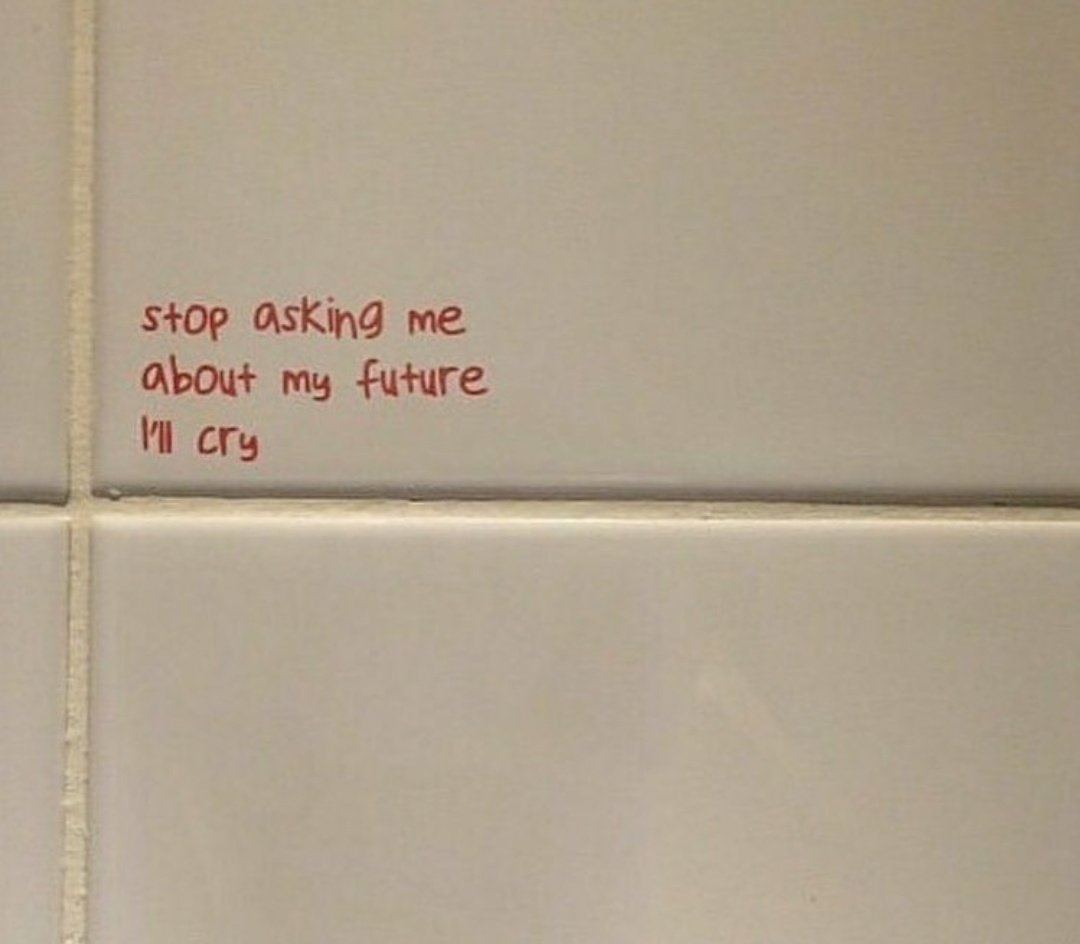 пожалуйста, хватит, мы все знаем, что ничего не получится, хватит обвязывать поясом и затягивать свои радужные мечты вокруг моего горла