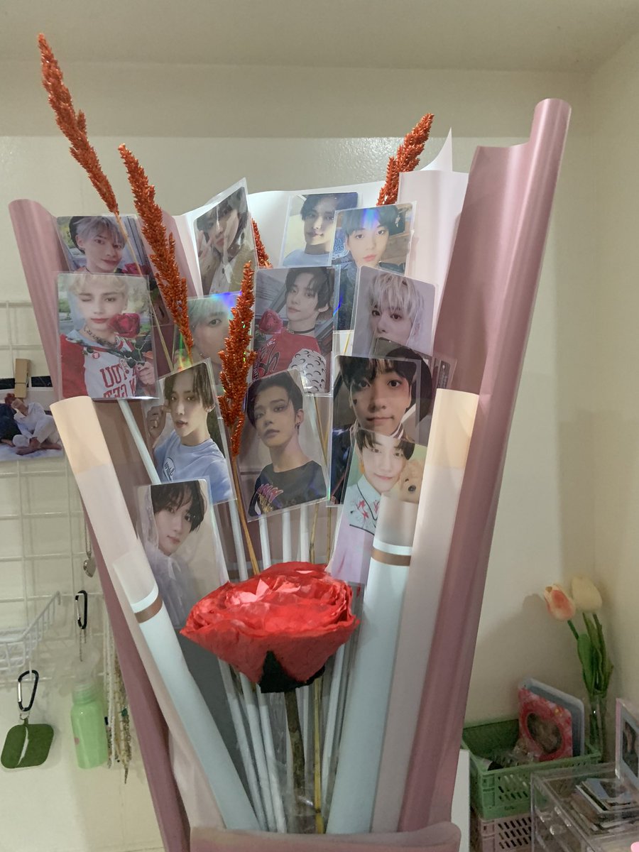 uppuzkart's tweet photo. HELLO LOOK AT WHAT MY SISTER GOT ME FOR VDAY WTF 😭😭😭 https://t.co/ZuHRj0cXc1