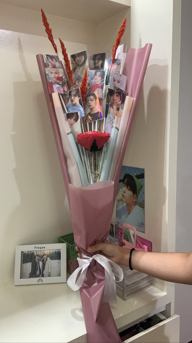 uppuzkart's tweet photo. HELLO LOOK AT WHAT MY SISTER GOT ME FOR VDAY WTF 😭😭😭 https://t.co/ZuHRj0cXc1