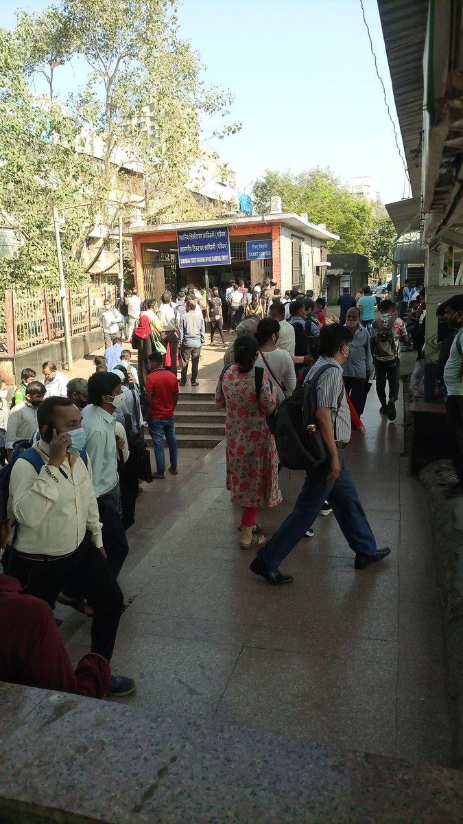Sameer31304879's tweet photo. why such a long line for ticket in the  morning ( Kandivali )... Where is do gaj ki duri marks hai jaruri.. @WesternRly @mybmcWardRS @mybmc @AUThackeray @KishoriPednekar https://t.co/Uo9BR1ETyr