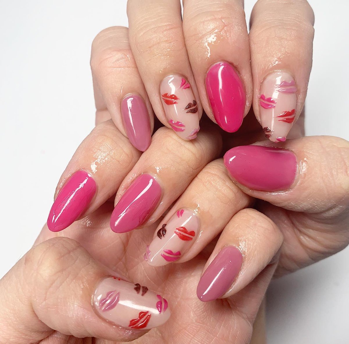 新しい現場にはフレッシュな💅🏻で臨みたかったから…💖前日睡眠時間削ってネイルチェンジ☺️

#ネイル #バレンタインネイル #ValentinesDay2022