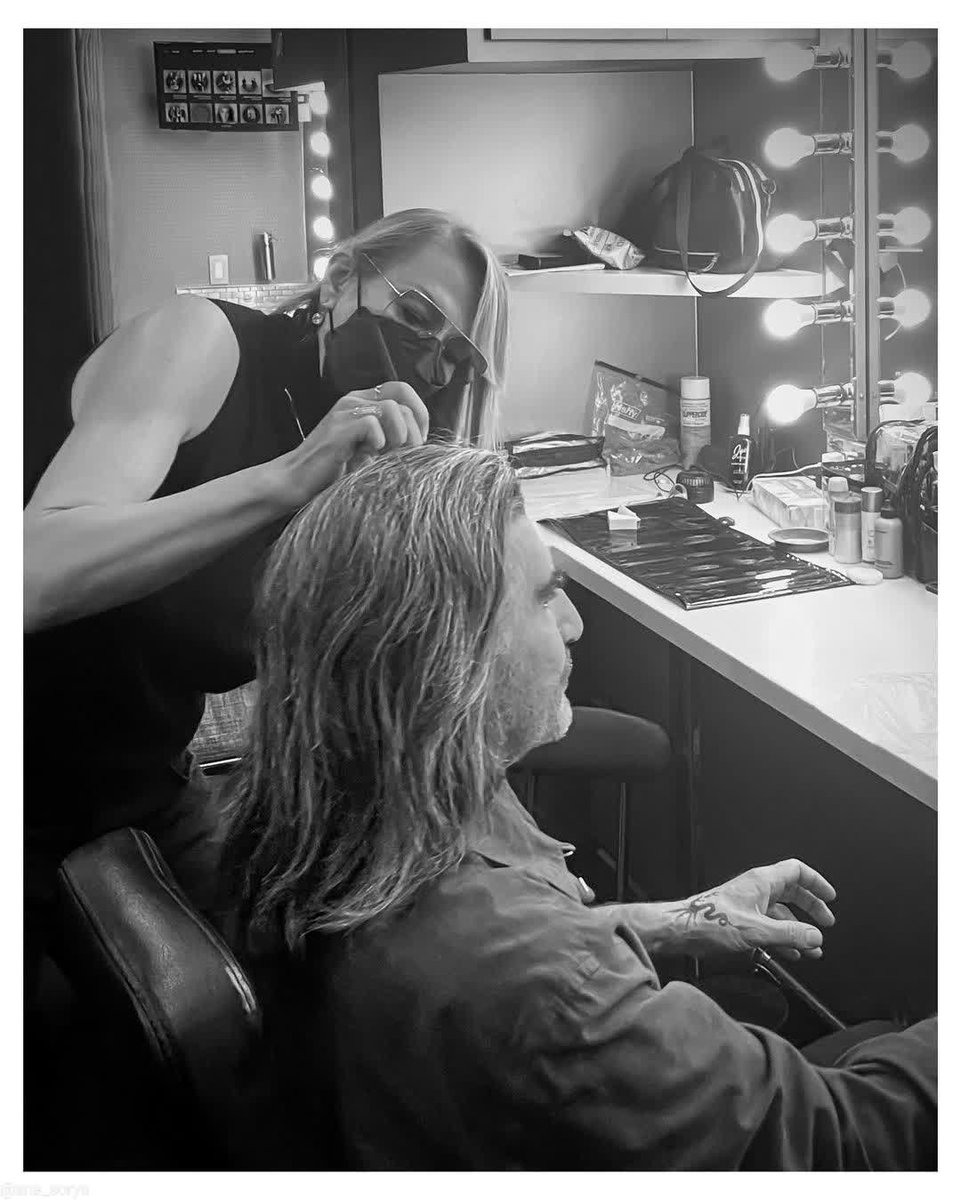 LeonieWoolf's tweet photo. Behind the scenes with Eugene Levy #ThrillDriver #SuperBowl
(📸 Ana Sorys Instagram)
https://t.co/vUsGfngJas
——
🏈🖤 #BTS with the #SuperBowl #Superhero #EugeneLevy as #Dragon in #ThrillDriver wearing #TomFord for @nissanusa #WigDesign #WigStylist #Wig #HairStylist https://t.co/c4zVfwbMuC