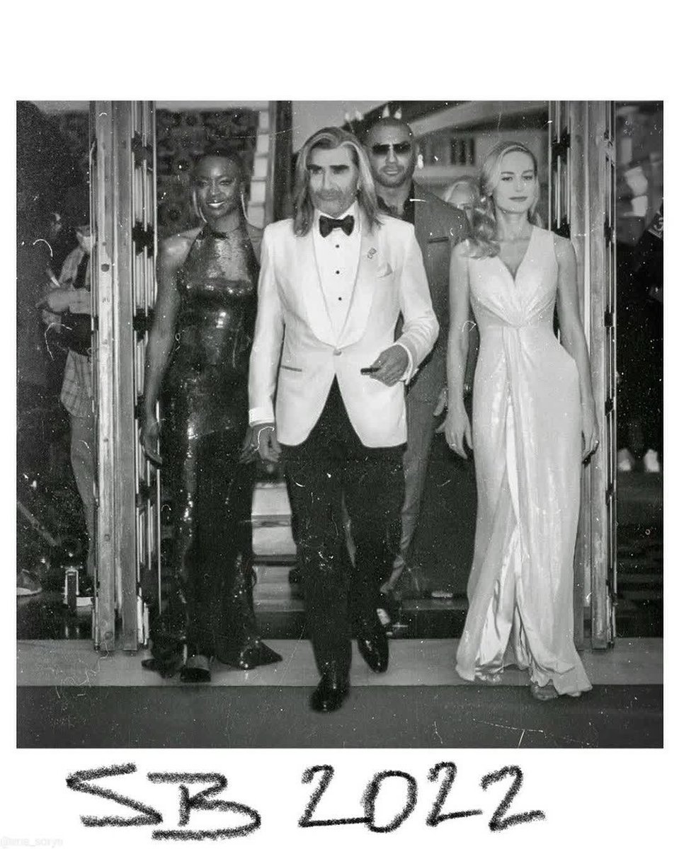 LeonieWoolf's tweet photo. Behind the scenes with Eugene Levy #ThrillDriver #SuperBowl
(📸 Ana Sorys Instagram)
https://t.co/vUsGfngJas
——
🏈🖤 #BTS with the #SuperBowl #Superhero #EugeneLevy as #Dragon in #ThrillDriver wearing #TomFord for @nissanusa #WigDesign #WigStylist #Wig #HairStylist https://t.co/c4zVfwbMuC