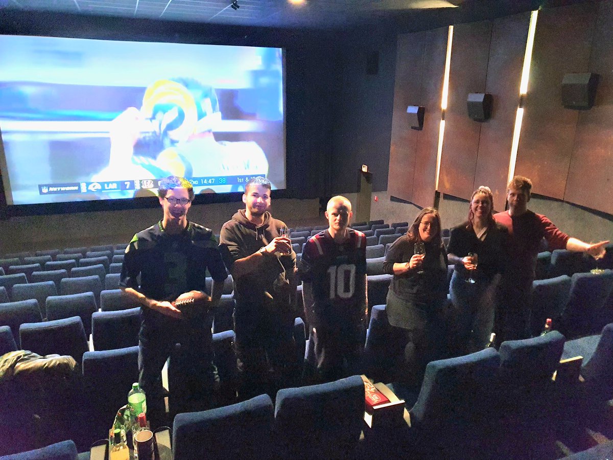 tchakey2's tweet photo. Den Superbowl auf großer Leinwand
#ranNFLsuechtig #SuperBowl #ranFootball @Icke41 https://t.co/KrTra2Wzhg
