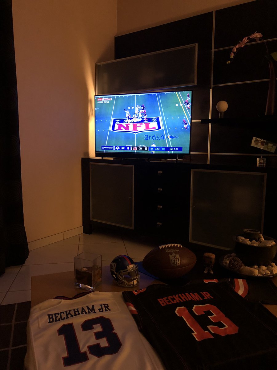 IXxnln's tweet photo. Salut #equipenfl merci de diffusé se super match 😉 comme vous le voyez ici on supporte Odell depuis ses débuts 💪🏼 malheureusement il me manque son maillot d’LSU et celui des RAMS (en espérant que Lauren accouche ce soir d’un petit garçon) 😁 est que je gagne l’un des cadeaux https://t.co/zoItelSKX1
