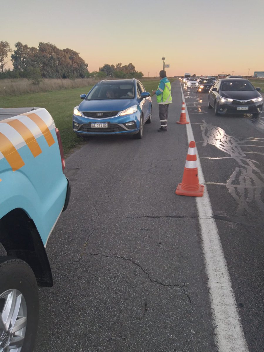 pmcarignano's tweet photo. Uh, pero la Agencia Nacional de Seguridad Vial los estaba esperando?  Ahhhh, pobres... capaz no eran tan vivos. No a los #banquineros. Sí a convivir en el tránsito respetando las normas y a los demás. https://t.co/uMt4QFbMJW