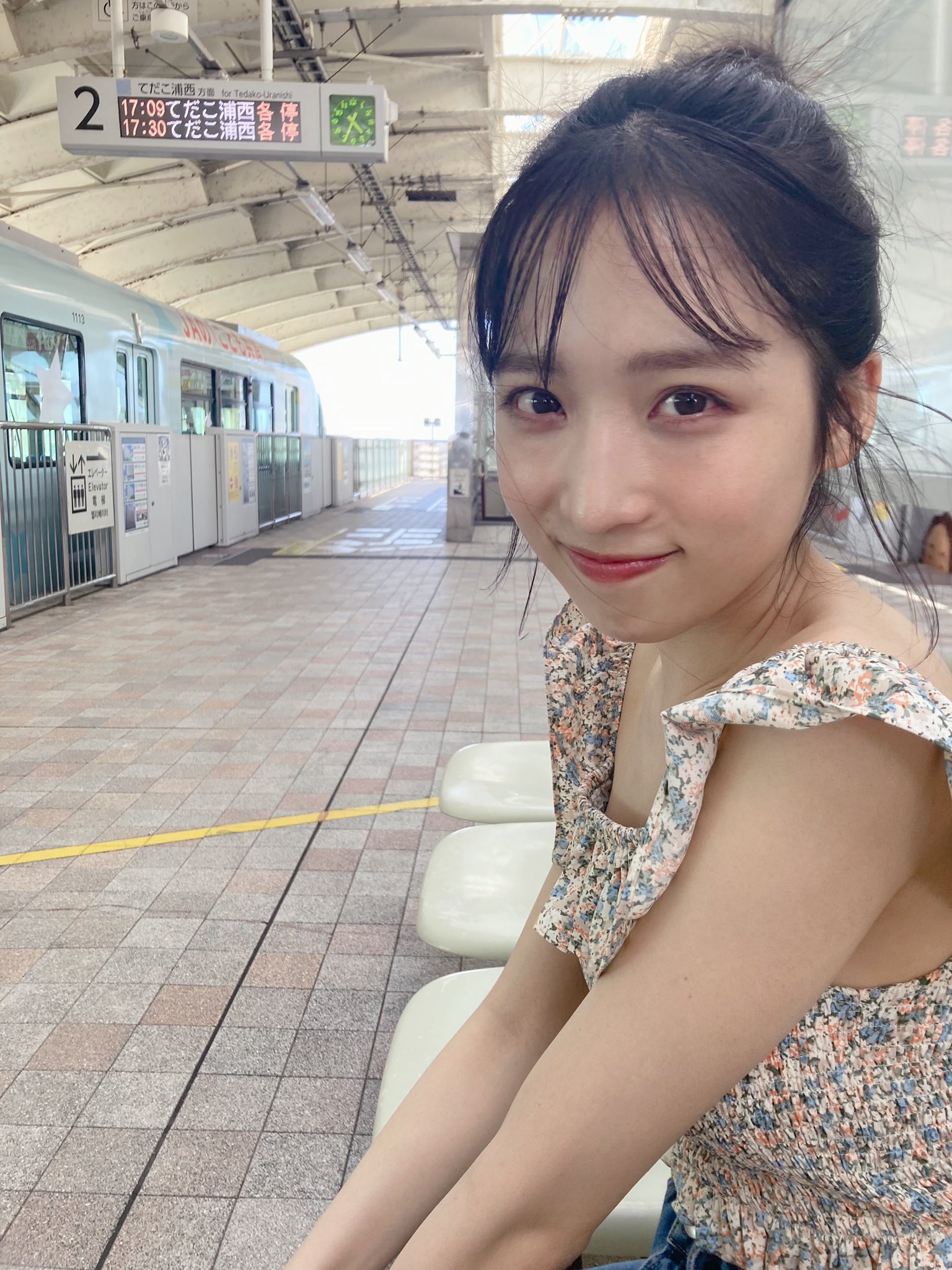 小栗有以　アイコラ 【 #ゆいゆいオフショット  】ハッピーバレンタイン🍫💓ということで、ゆいレールでの撮影の合間の彼女感高めなゆいゆいをお届けします💁‍♀️✨今週もお仕事や学校、頑張りましょう～👋  #AKB48 #小栗有以 #小栗有以1st写真集 #君 ...