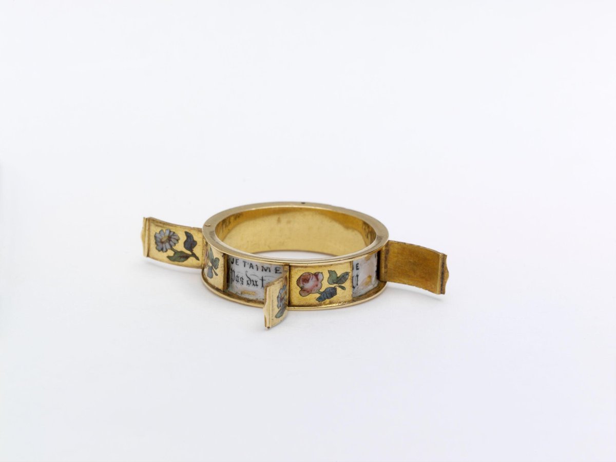 wikivictorian's tweet photo. Ring with a secret love message inside, 1830-60. Victoria &amp; Albert Museum.

Enamelled with roses and daisies, this ring was a charming lover's gift. The little hinged panels set around the hoop open to reveal the French inscriptions: https://t.co/vWbjmdIqPZ