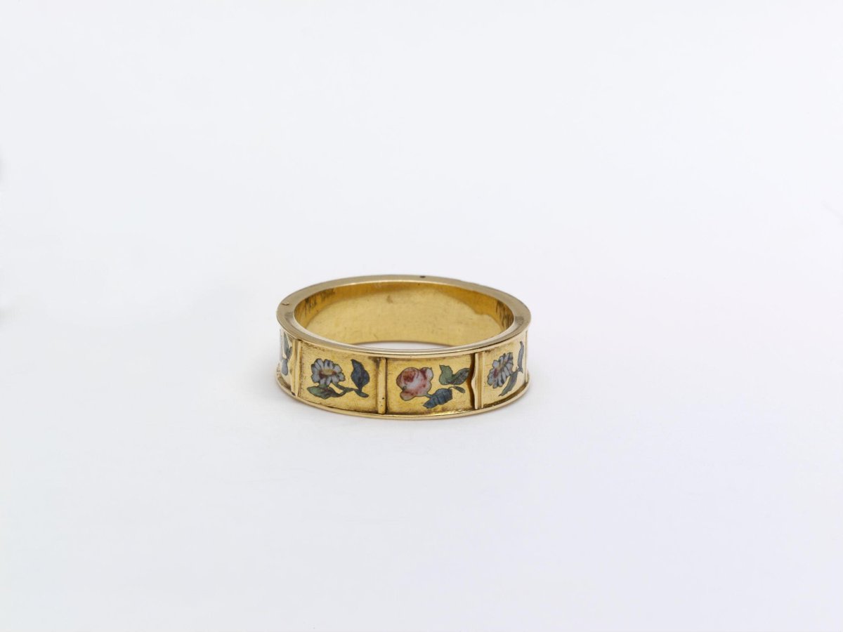 wikivictorian's tweet photo. Ring with a secret love message inside, 1830-60. Victoria &amp; Albert Museum.

Enamelled with roses and daisies, this ring was a charming lover's gift. The little hinged panels set around the hoop open to reveal the French inscriptions: https://t.co/vWbjmdIqPZ
