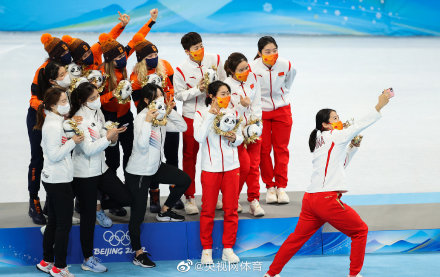 WANG_XUE_JING's tweet photo. Moment of #Olympicspirit after women's 3,000 metres relay.
#Beijing2022 #Speedskating #Girlsfriendship #TogetherForASharedFuture https://t.co/odmjLYHZg6