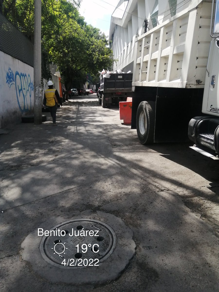 AzulCeleste2020's tweet photo. @UCS_GCDMX
@PatriciaAlfaro
Llevamos meses reportando 5 camiones que se adueñaron de nuestra calle San Felipe, xoco, Benito Juárez. Contaminan, ocupan la calle de patio de maniobras, estorban el paso vehicular y peatonal y nadie a podido quitarlos 
Ojalá ustedes puedan apoyarnos. https://t.co/2y9PXfgGLe