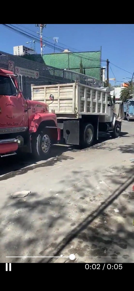 AzulCeleste2020's tweet photo. @UCS_GCDMX
@PatriciaAlfaro
Llevamos meses reportando 5 camiones que se adueñaron de nuestra calle San Felipe, xoco, Benito Juárez. Contaminan, ocupan la calle de patio de maniobras, estorban el paso vehicular y peatonal y nadie a podido quitarlos 
Ojalá ustedes puedan apoyarnos. https://t.co/2y9PXfgGLe