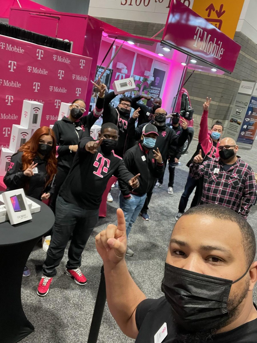 What it do!!! We out here teaming up with the 🚒 team at the Chicago Auto show <a href="/Chrisswaggner/">Chris W</a> <a href="/MzIzzy27/">Izzy🌮💃🚚</a> shout out to @EDsTruckStop from the Detroit truck team showing us his skills <a href="/AngelGomez143/">Angel Gomez</a> <a href="/RJGomezIII/">Rafael J. Gómez lll</a> <a href="/TracyNolan_/">Tracy E. Nolan</a>