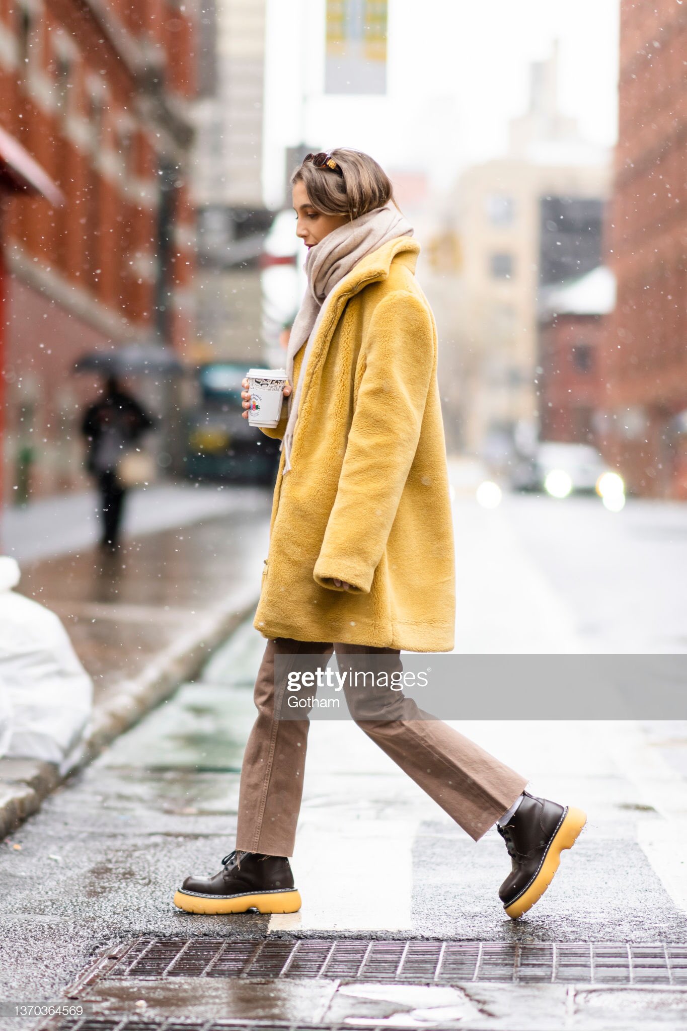Emma Chamberlain Access on X it s the way emma chamberlain turns her paparazzi photos into her photoshoot. https t Yd8WXurL33 X