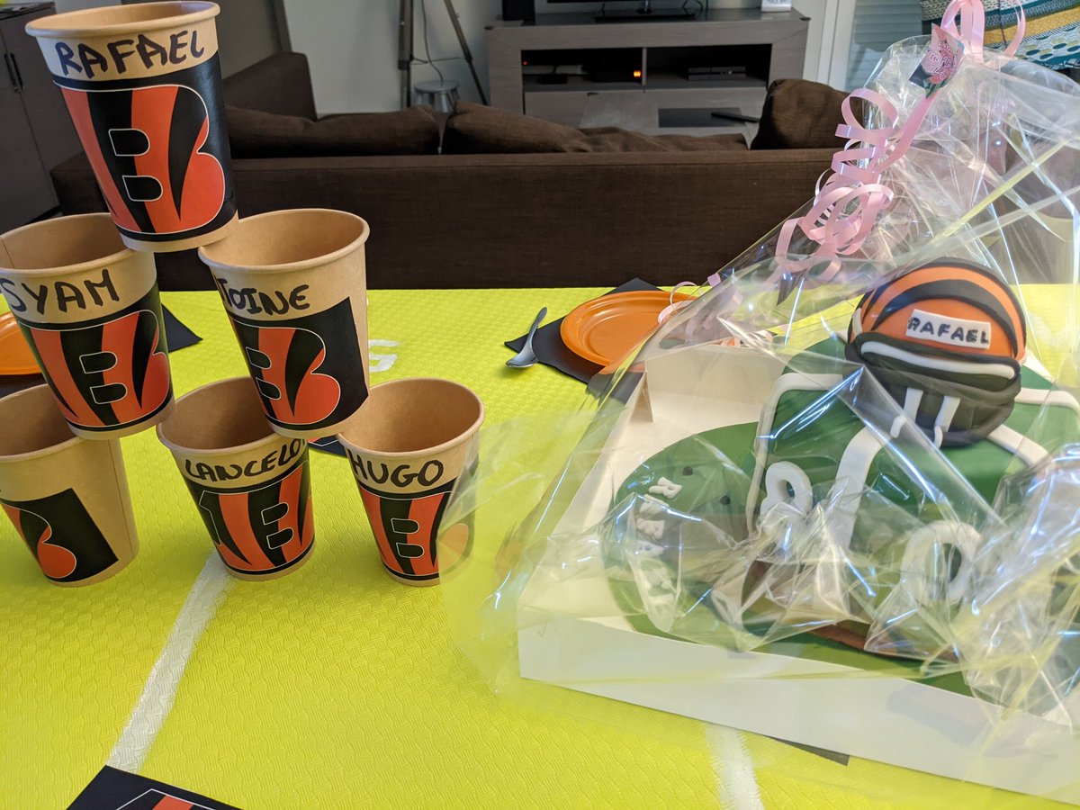 ThomArkham's tweet photo. Il manque que les cadeaux ! #lequipenfl #Bengals https://t.co/wHboz5N8E8