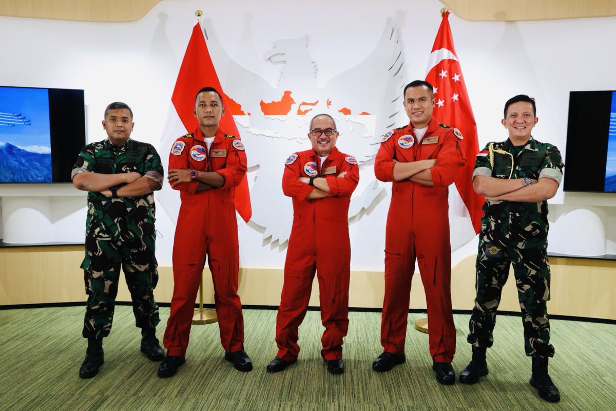 DubesRI_SG's tweet photo. Saya mendukung Jupiter Aerobatic Team yg akan berpartisipasi dalam Singapore Airshow 2022 (15-18 Feb 2022) di Changi Exhibition Centre.
.
.
#SingaporeAirshow2022 #jupiteraerobaticteam #TNI #inidiplomasi #KBRIsingapura #thejupiters #sas2022 #RISing https://t.co/cSERXHQWG1