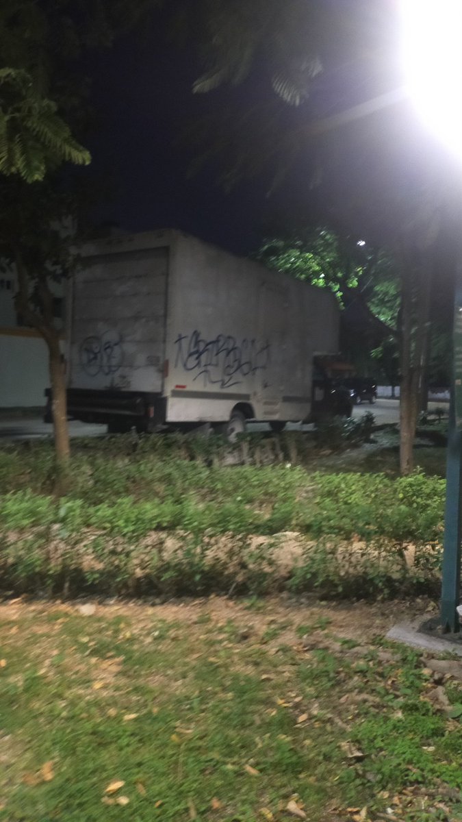 BaezCanino's tweet photo. @AytoCancun @TransitoBJ @ComiteSm15 @Magdalena_glzm @tpt330 @ElenaCM15 @lethymdo 
2o. Reporte. Camión abandonado, ya empezaron a vandalizarlo 
Calle Lava M 15 L 6 SM 15 frente al parque.
Domingo 13-02-22 20:00 hrs https://t.co/cbrSlvZTsM
