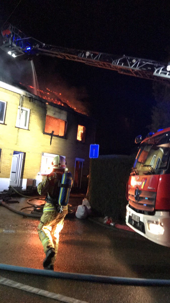 112ComBE's tweet photo. Les pompiers de La Louvière sont intervenus sur un feu de maison cette nuit à Chapelle-lez-Herlaimont. Le bâtiment est complètement détruit. https://t.co/aLbD0RdLfY