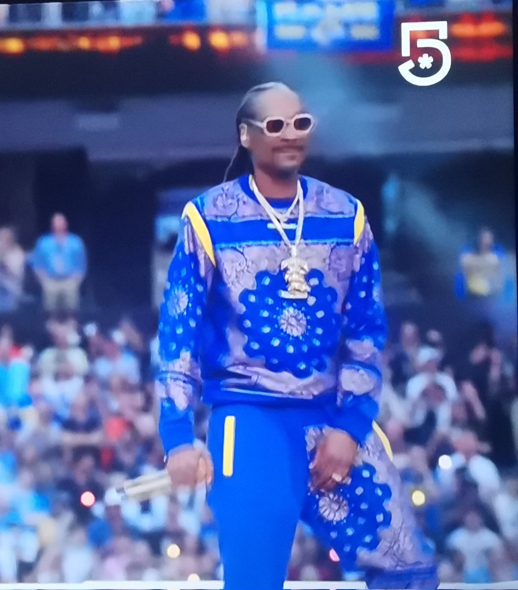 camaracompadre's tweet photo. Esta bien chida su sudadera de plato del snoop dog #HalfTimeShow #SuperBowl https://t.co/tXj47iDG23