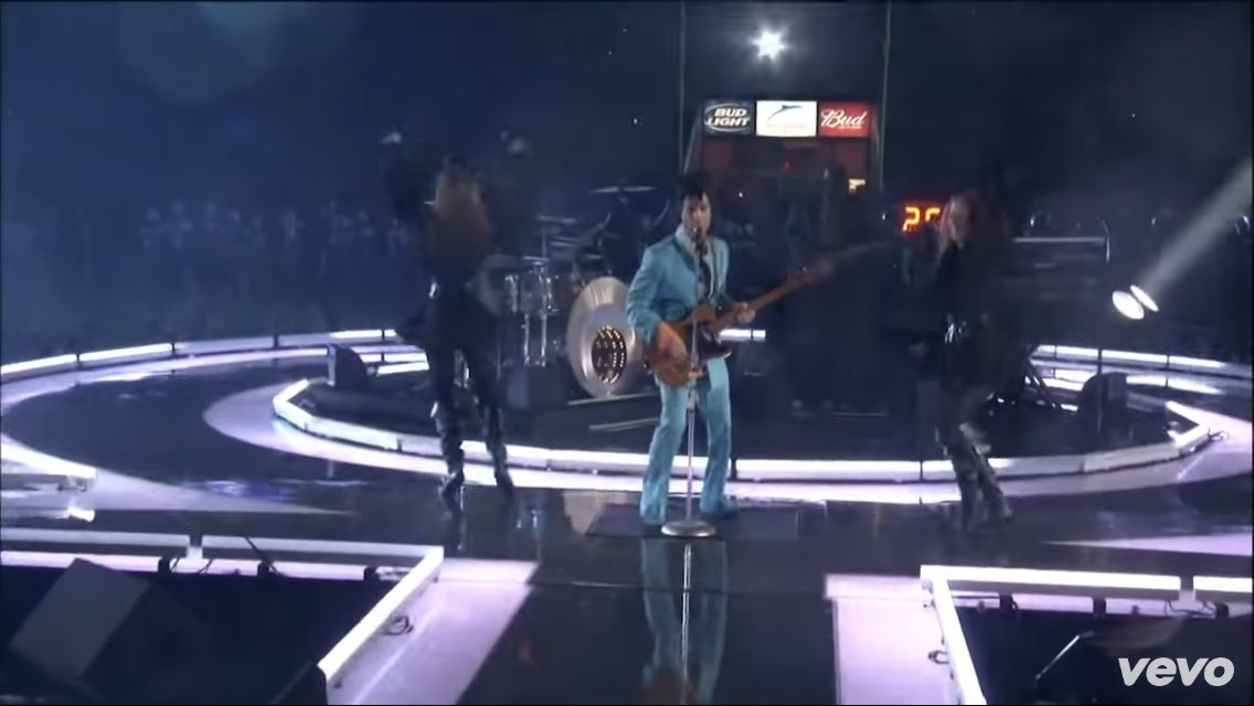 Fave5FromFans's tweet photo. Enjoying an amazing halftime showβ¦
#Prince #PrinceHalftime #SuperBowl https://t.co/iiLvjblvvn
