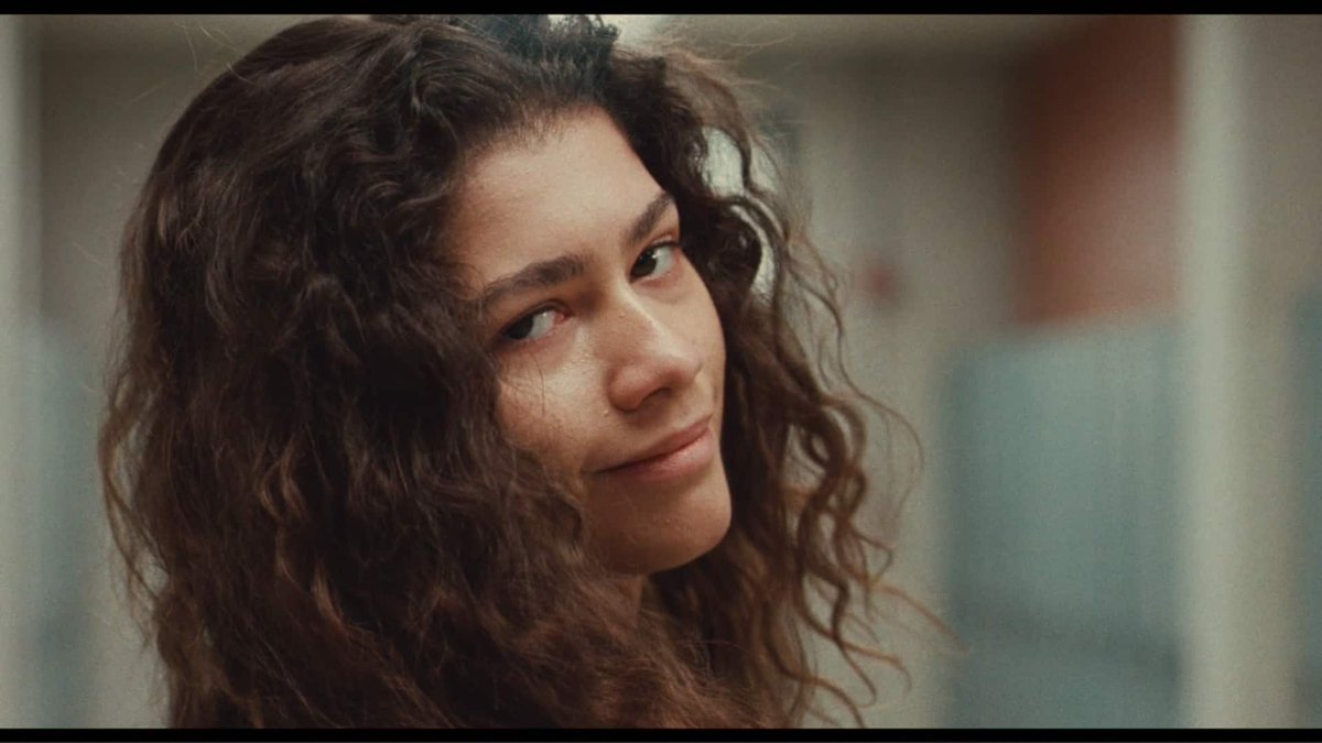 enews's tweet photo. "It's the big game tonight, you aren't really going to watch Euphoria are you?"
Us: https://t.co/4SPzL5Z7jK