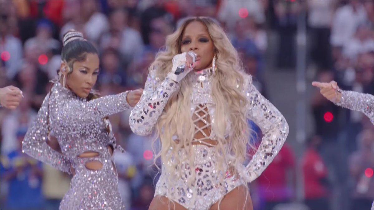 enews's tweet image. Bow down to the QUEEN, @maryjblige. 👑 #HalfTimeShow