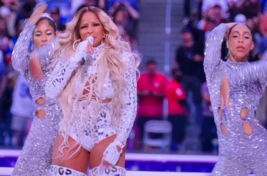 ThePeachReport's tweet photo. Mary J did THAT! 🔥 #PepsiHalftime https://t.co/rNM1kGs4gI