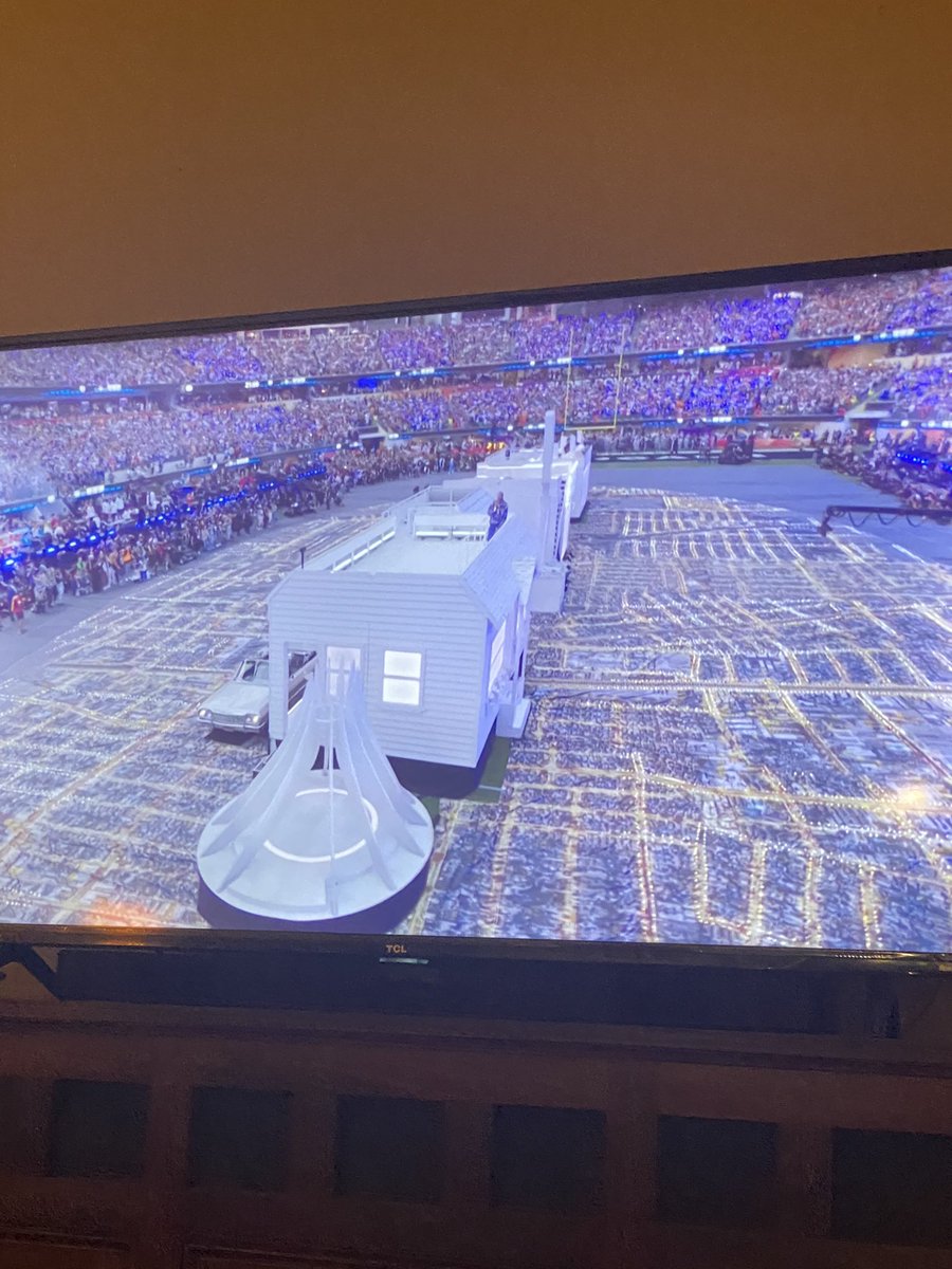 xoxoFeffer's tweet photo. @budlight #SBLVI  #SpotAZero #halftimeshow https://t.co/rfvRHlNfko