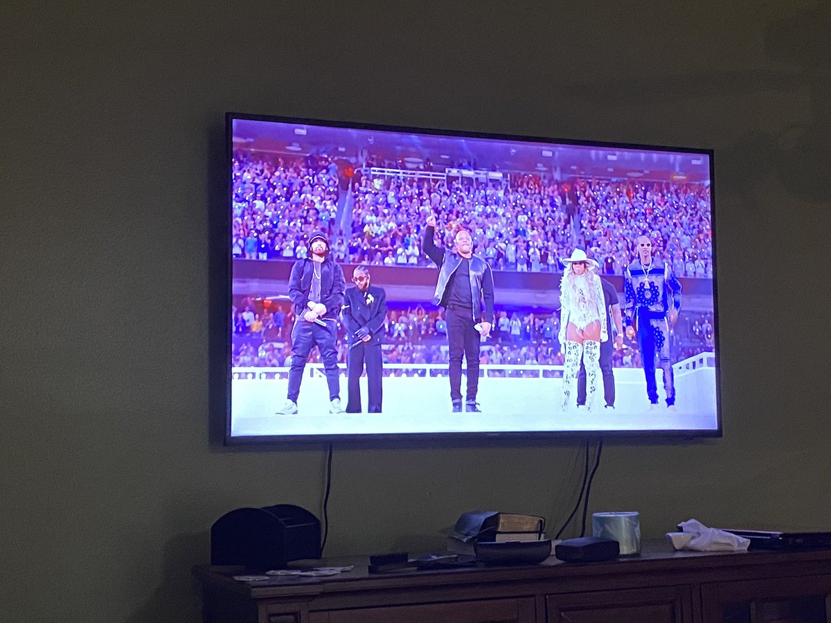 hotcarlenema's tweet photo. NFL really got all these artists assembled like they the mf West Coast Avengers #SuperBowl #PepsiHalftime #HalfTimeShow https://t.co/XHkBMCxNcI
