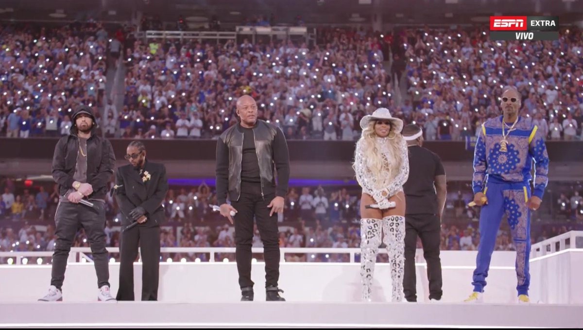GianluBagnu's tweet photo. Praticamente uguale. #halftimeshow #superbowl https://t.co/6XhploRpD7