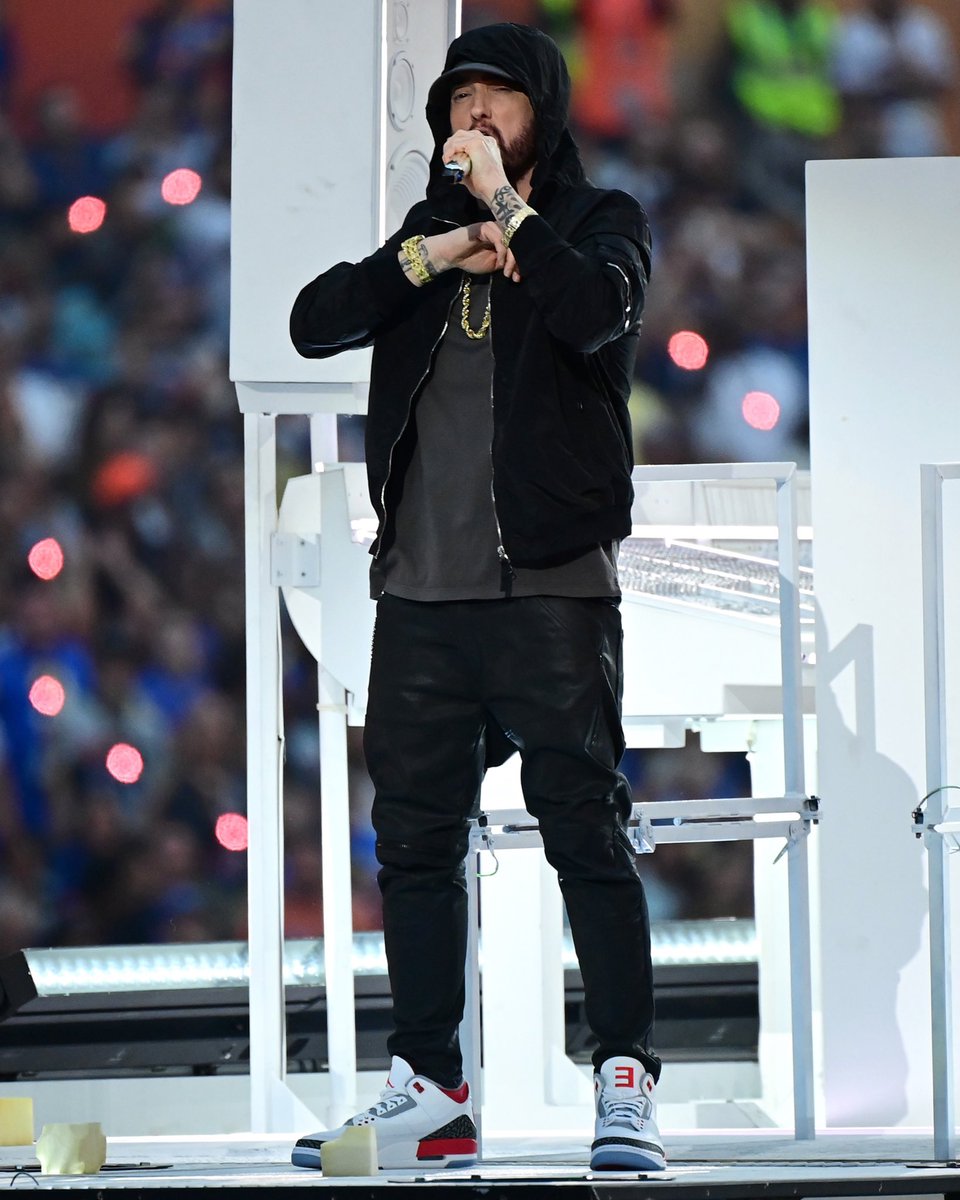 RT @ComplexSneakers: .@Eminem debuts a PE version of the “Fire Red” Air Jordan 3. #SuperBowl https://t.co/i8n2sbCBlz