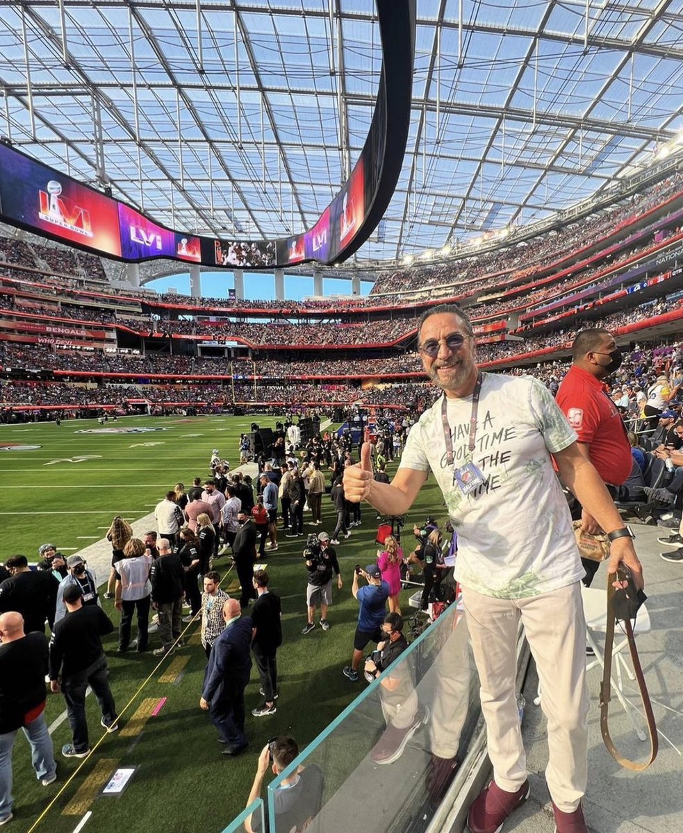 SERGESEPULVEDA's tweet photo. Mejor se hubiera echado un palomazo @MarcoASolis  en el #HalfTimeShow 

Terrible show

Los de arriba solo vieron una azotea blanca.

El vestuario con ropa de cualquier domingo. https://t.co/j9WtFDcbSl