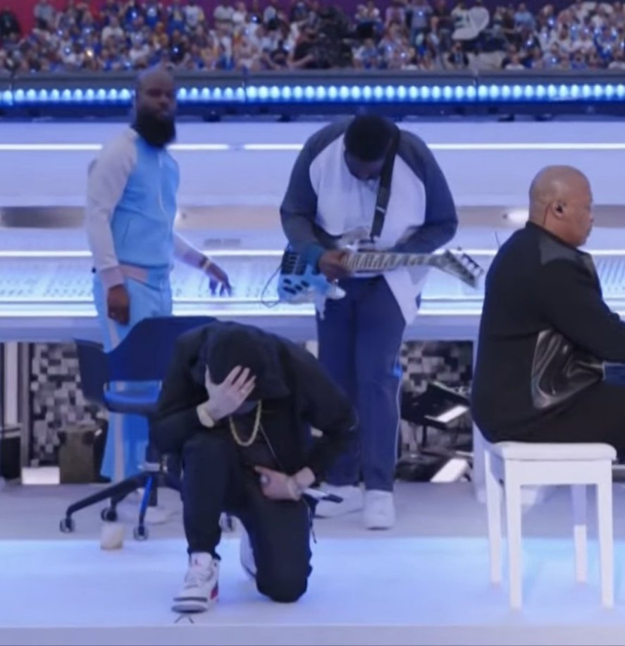 La NFL 🏈 le había prohibido a Eminem hacer el gesto de la rodilla. 🔥🔥🔥🔥🔥🔥🔥🔥🔥🔥🔥🔥🔥 A Eminem no lo vas a censurar nunca 🔥🔥🔥🔥🔥🔥🔥🔥🔥🔥🔥🔥🔥 Tremendo #HalfTimeShow 👏