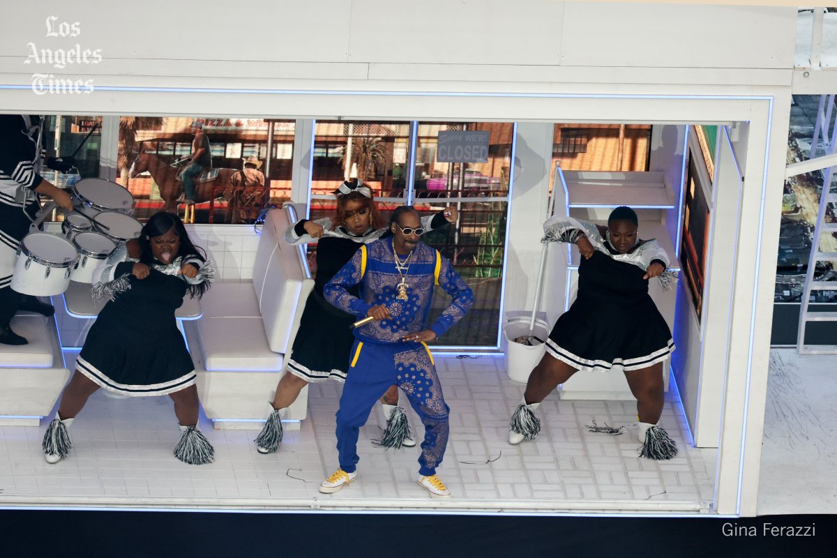 .<a href="/SnoopDogg/">Snoop Dogg</a> performs at the #SuperBowlLVI halftime show.