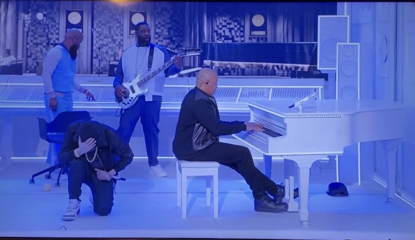 DeathWishCoffee's tweet photo. When your Dad plays that one song he knows on the piano #HalfTimeShow #SuperBowl https://t.co/D7dITx5f3p