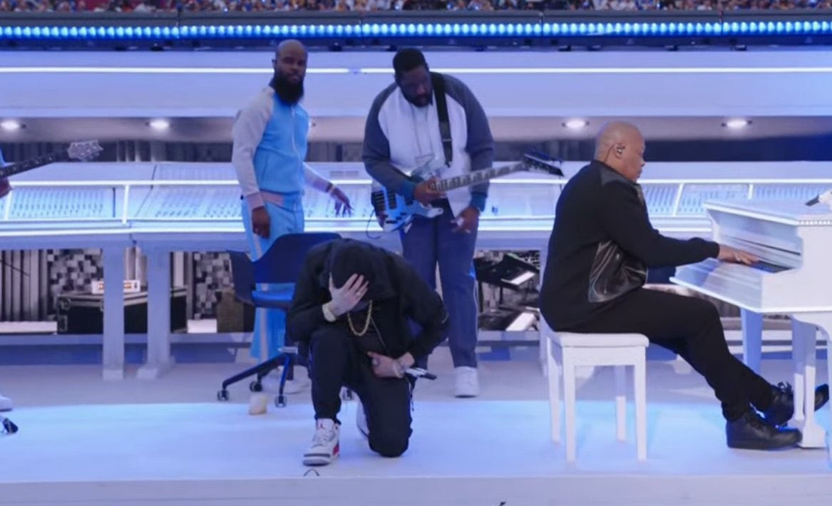 akie_stark's tweet photo. Eminem took the knee despite NFL told him not to. Legend behaviour. #PepsiHalftime #HalfTimeShow #Eminem https://t.co/SOJUqZS89o