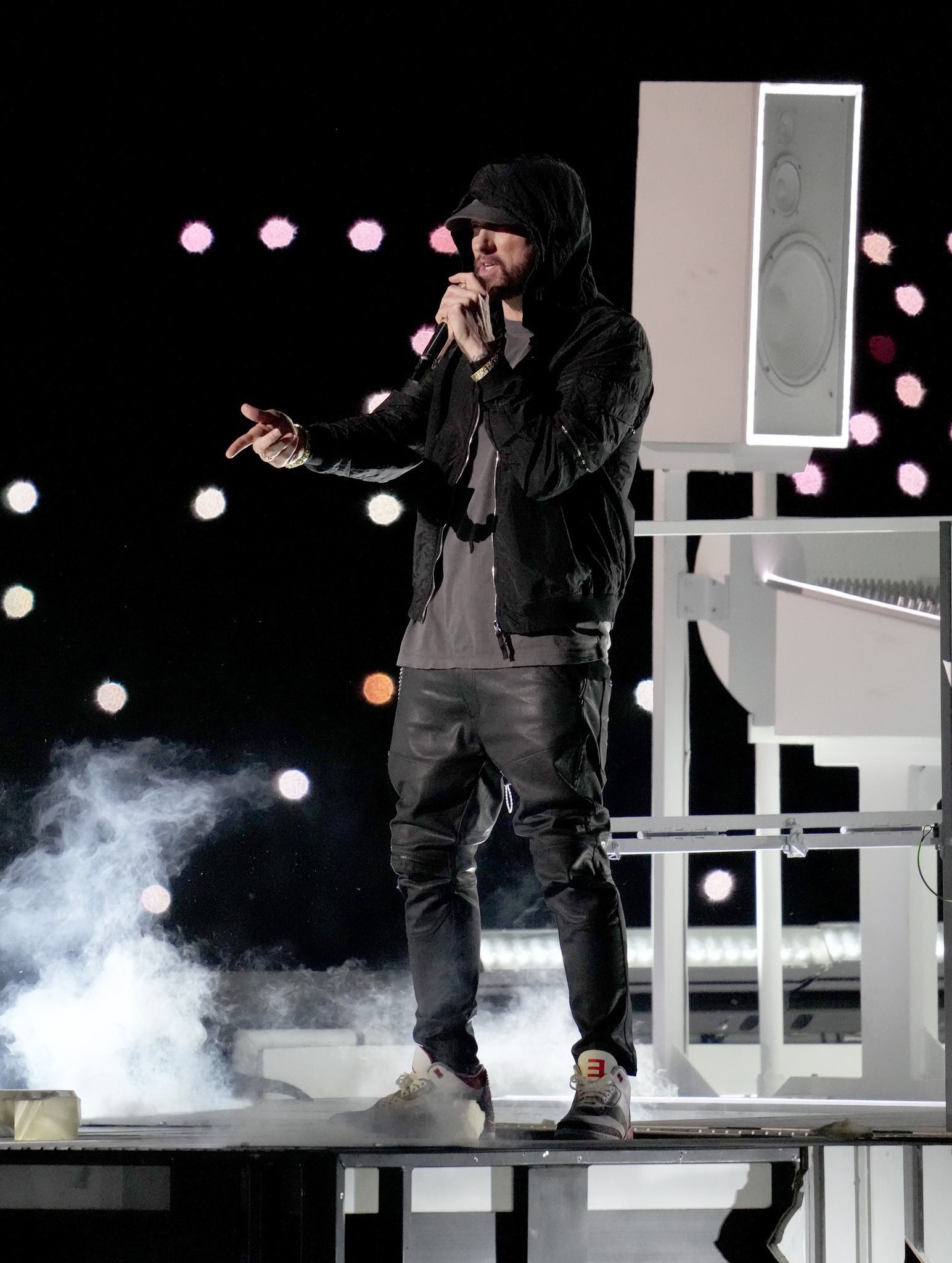Eminem wearing #Nike Air Max Wright and #Rihanna wearing #AirJordan 1 Retro  Black/Red