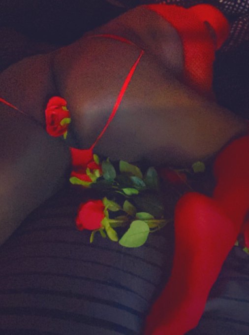 Chocolate 🍫 &amp; Roses 🌹  The perfect combination 4 a rose budding. . . Can i be yours?  #chubboy #freakythreadz<a href="/tag/gaymassage"class="tags"><span>#gaymassage</span></a><a href="/tag/freakypost"class="tags"><span>#freakypost</span></a><a href="/tag/freakyvibes"class="tags"><span>#freakyvibes</span></a><a href="/tag/chubboy"class="tags"><span>#chubboy</span></a>